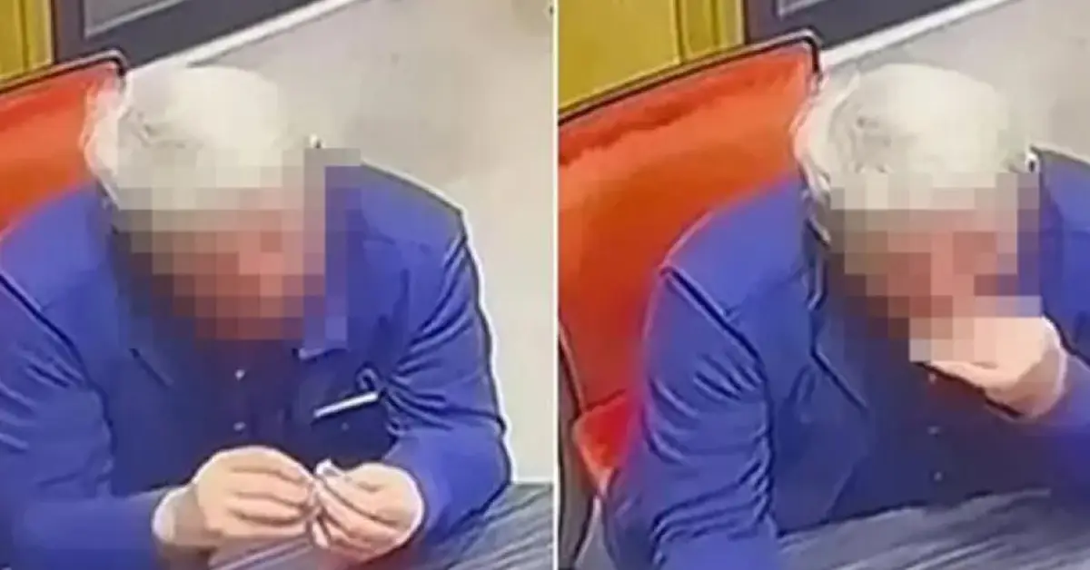 Шок в бижутерия: Мъж погълна пръстен за 35 000 паунда, камерите го издадоха Възрастен мъж със синьо сако и замъглено лице на кадри от охранителна камера.