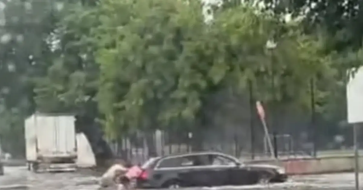 Проливен дъжд наводни Лом: Улици се превърнаха в реки след мощна буря Проливен дъжд наводни Лом: Улици се превърнаха в реки след мощна буря