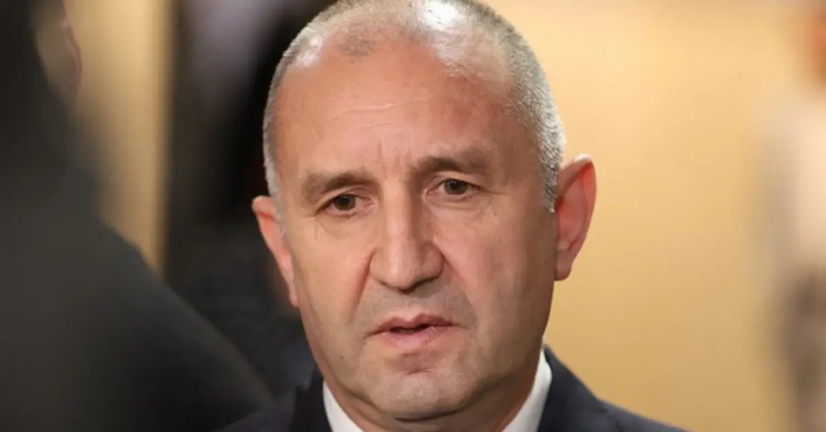 Румен Радев: Светът навлиза в опасен период, а България трябва да защити националния си интерес Портрет на президента на Република България Румен Радев в близък план.