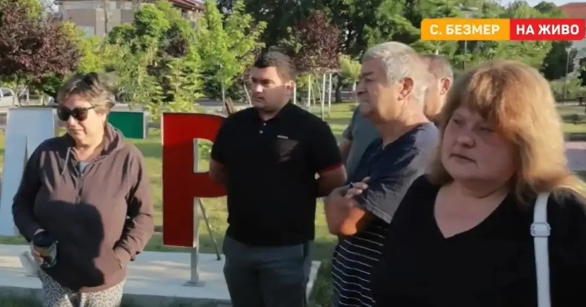 Кадър БТВ Жители на село Безмер по време на телевизионен репортаж на живо на открито.