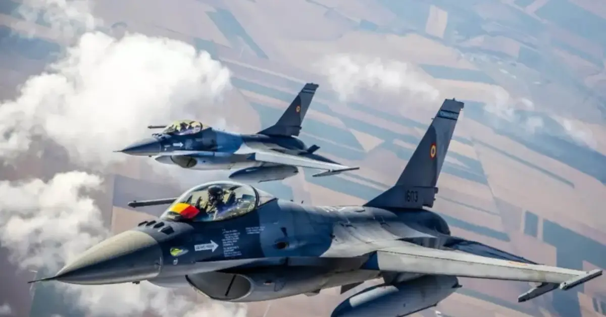 Румънски F-16 свали трети дрон, навлязъл във въздушното пространство на страната Два изтребителя F-16 летят в бойна формация над облаци и земеделски площи.