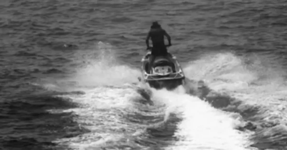 Пиксабей Човек кара джет в морето, черно-бяла снимка с пръски вода и вълни.
