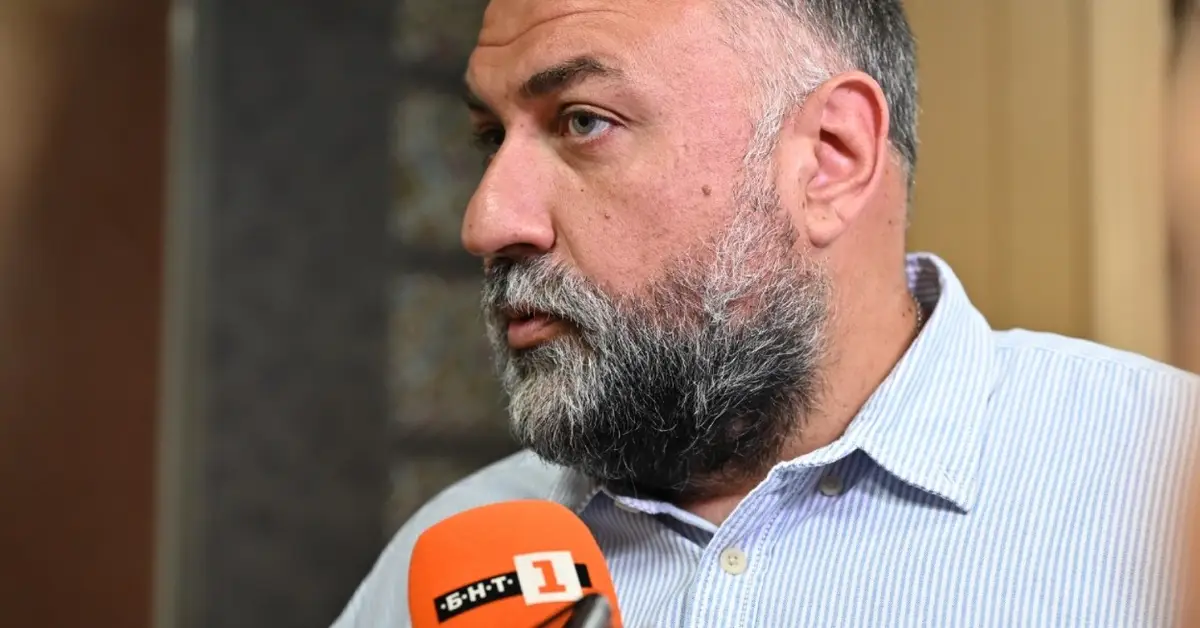 БГНЕС Мъж с брада дава интервю пред микрофон на БНТ 1