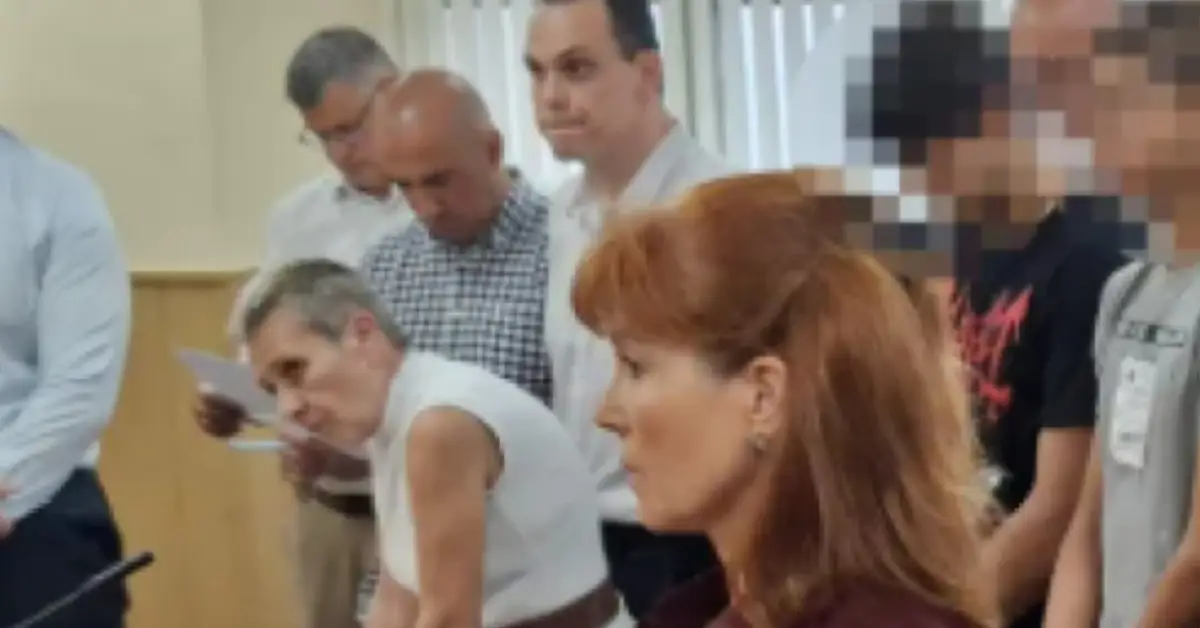 Нови подробности за обвиняемите за смъртта на Георги Кузев: Протестът е на 13 август в Пловдив Група хора в съдебна зала, жена с червена коса на преден план и присъстващи на официално заседание.