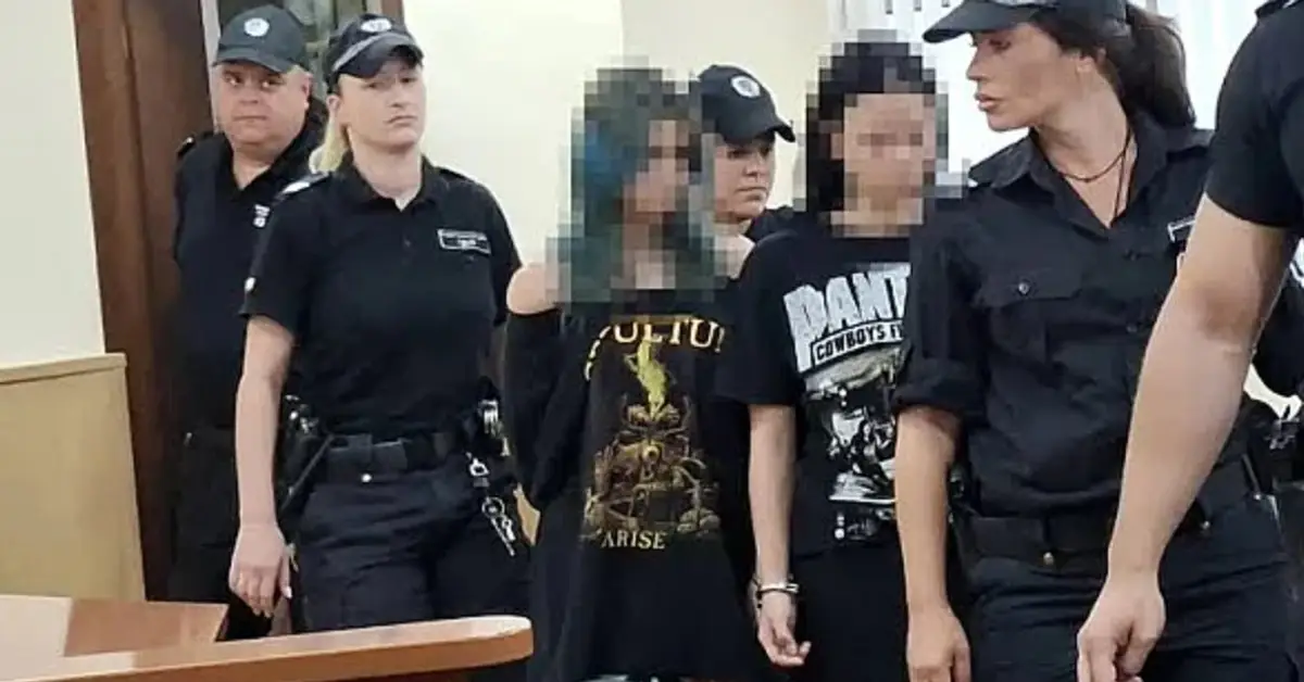 БГНЕС Полиция ескортира две момичета с тениски на Sepultura и Pantera в съдебна зала.