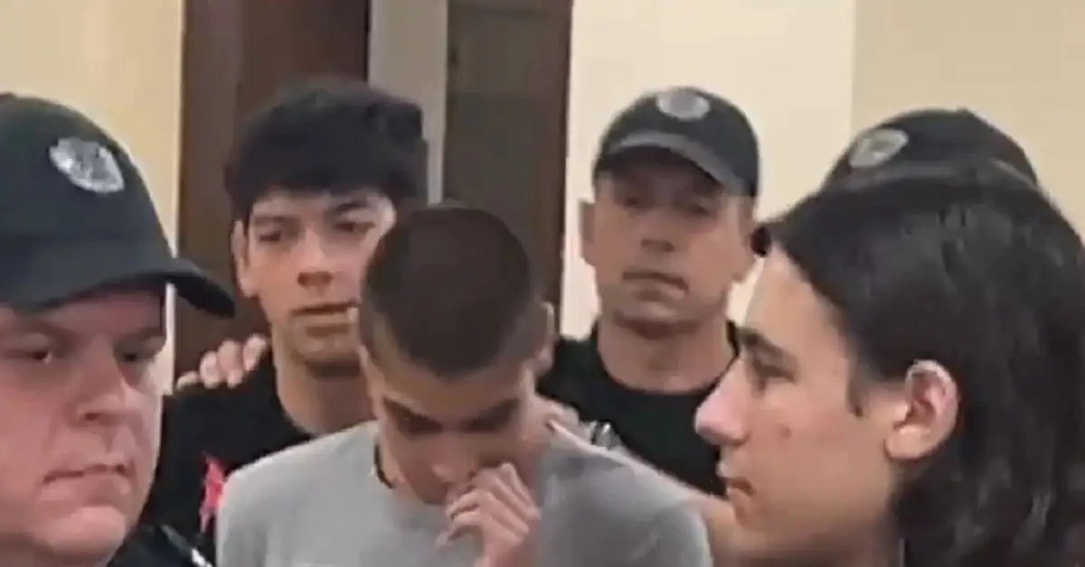 Plovdiv24.bg Млади мъже под полицейска охрана в съдебна зала или официална сграда.