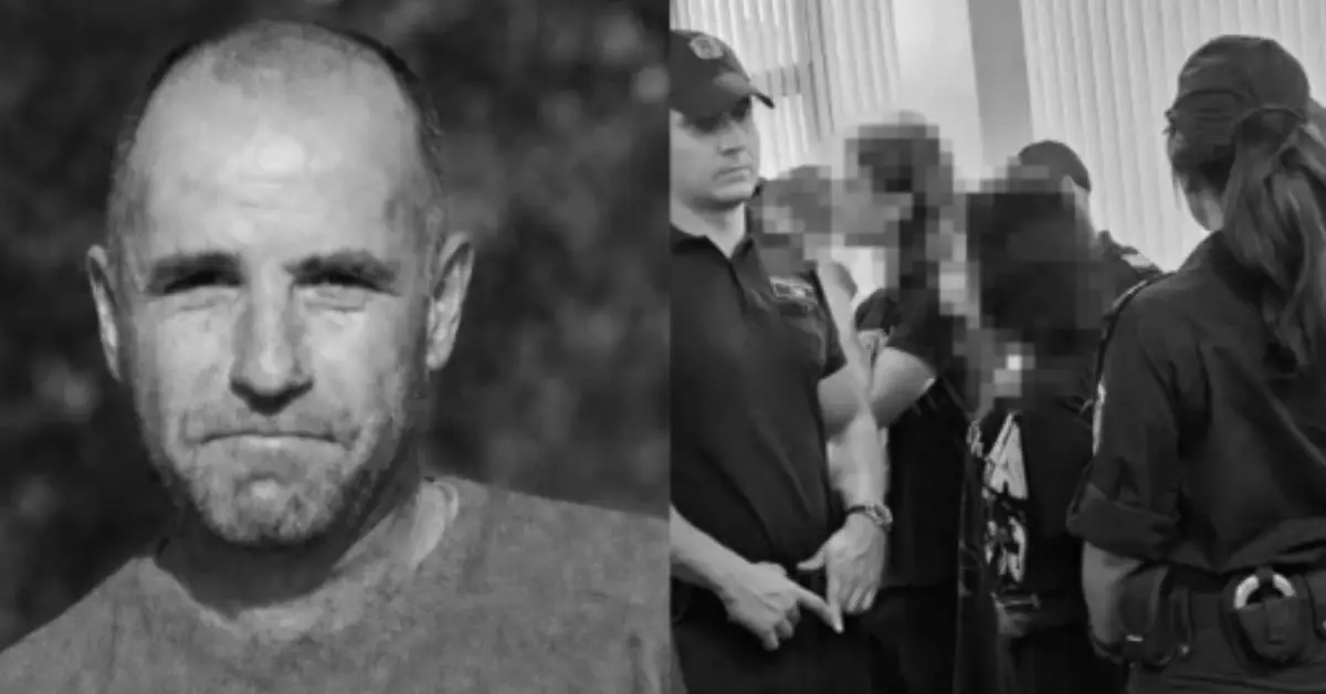 17-годишната „примамка“ и приятелят ѝ организирали срещата с Георги? Нови подробности за петимата обвиняеми Портрет на мъж и сцена с полицейски служители и задържани лица в черно-бяло.