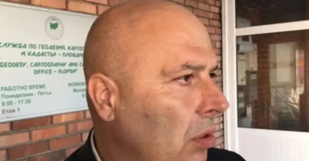 Нов обрат по убийството на Георги Кузев: Обвиняемите може да станат повече, полицията разкри как е стигнала до групата Мъж пред входа на Службата по геодезия, картография и кадастър в Пловдив