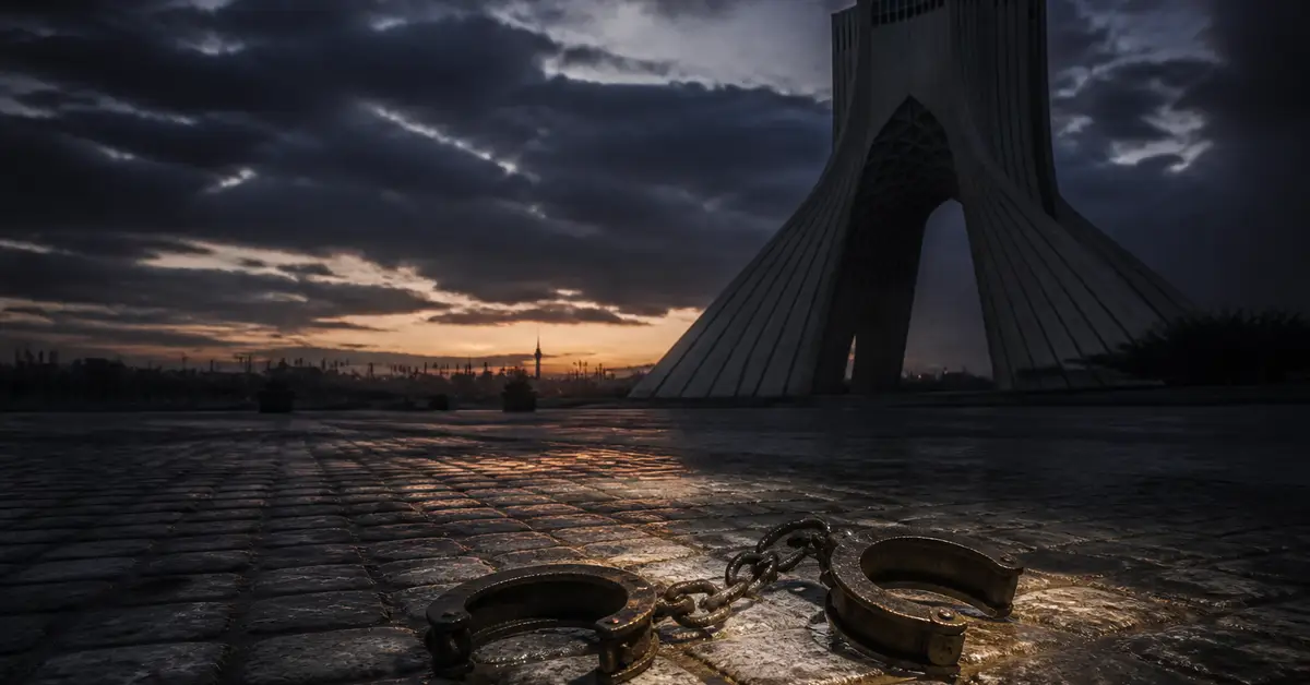 Снимка Copyright © 7kefa.com Отворени белезници пред кулата Азади в Техеран по залез, символ на свобода и човешки права.