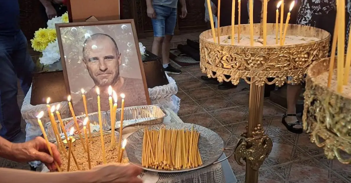 Нов обрат в убийството на Георги Кузев: Трима непълнолетни са привлечени като обвиняеми Запалени свещи пред портрет на мъж по време на помен в православна църква.