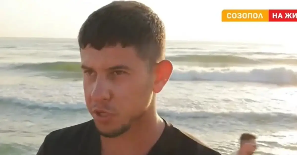 bTV Млад мъж дава интервю на живо от плажа в Созопол на фона на морските вълни.
