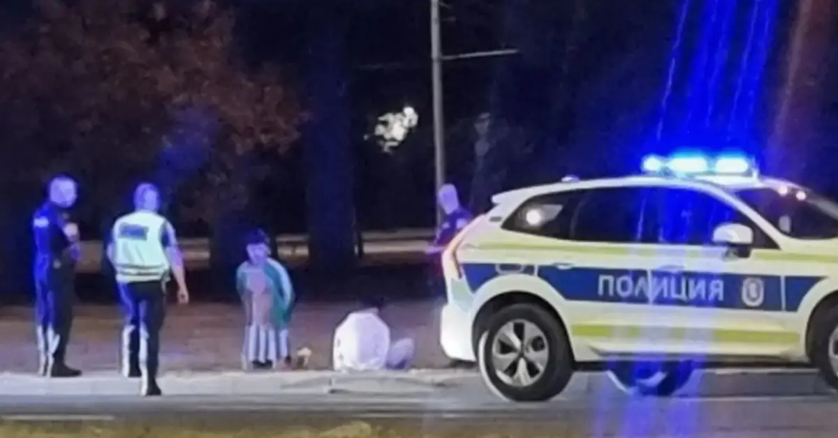 Нощно преследване в Бургас завърши с катастрофа и двама задържани Полицейски патрул с включени сини светлини и униформени служители на мястото на произшествие нощем.