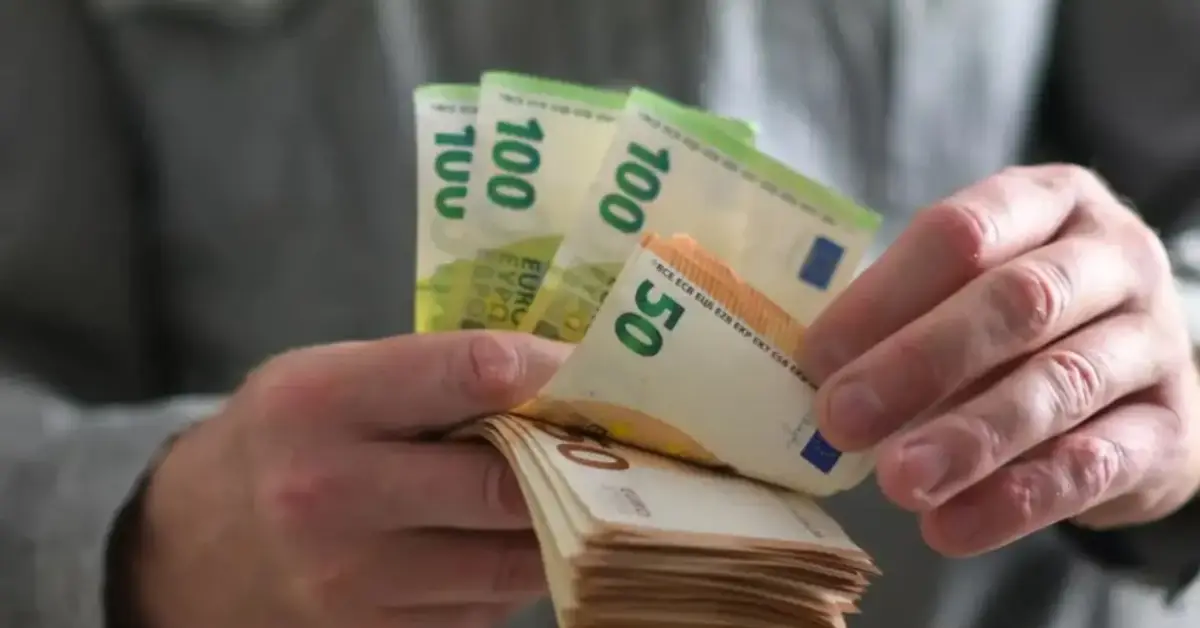 Коледни добавки за около 500 000 българи: Кои хора ще получат близо 50 евро Коледни добавки за около 500 000 българи: Кои хора ще получат близо 50 евро