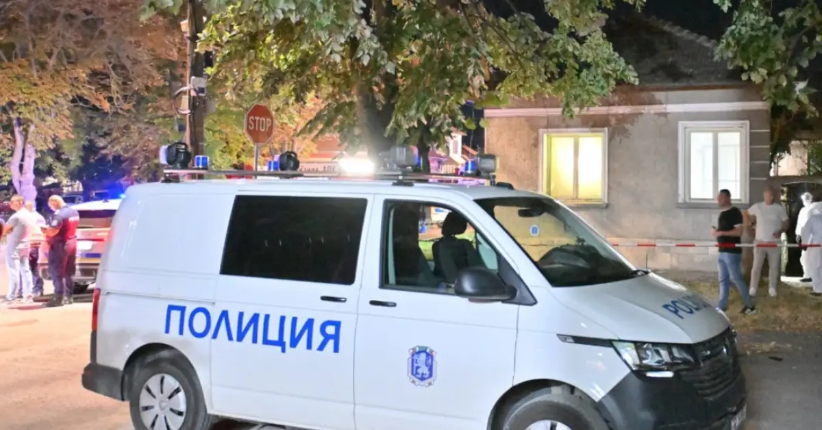 Булфото Бял микробус на българската полиция на местопрестъпление с ограничителна лента през нощта