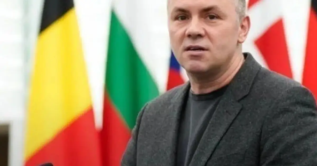 Българска идея получи зелена светлина от Брюксел: 1,45 млн. евро за деца в бедност Нестор Шуфрич прави изказване пред знамена на европейски държави, включително България и Белгия.