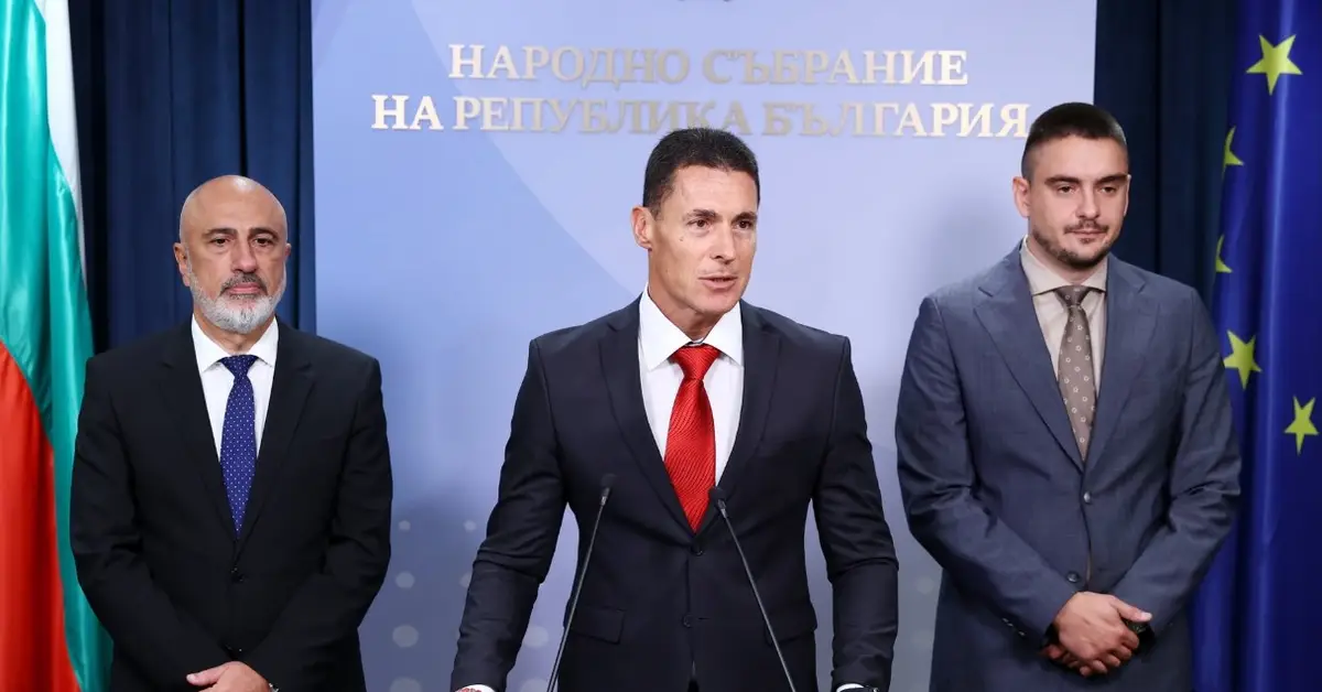 „Прогресивна България“ предлага по-строги правила за фирмите за бързи кредити Радостин Василев, Николай Радулов и Деян Петков на пресконференция в Народното събрание на България.
