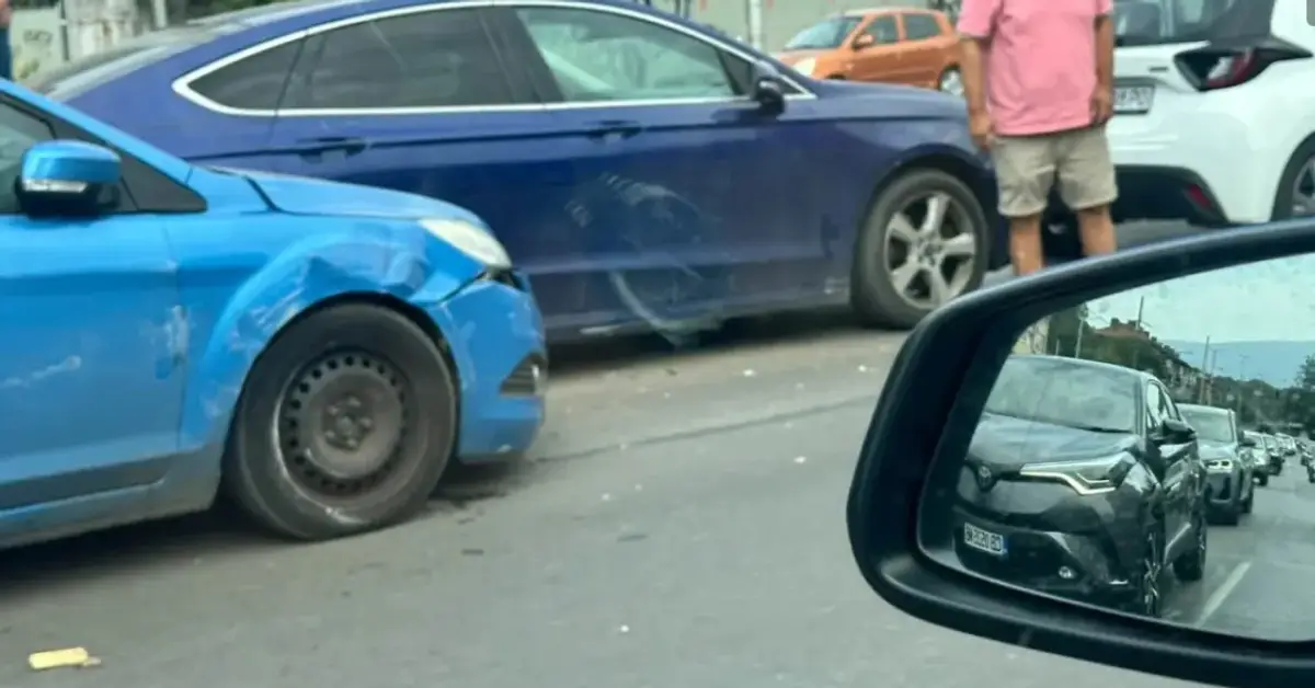 Четири коли и автобус 120 във верижна катастрофа в София, образува се задръстване Четири коли и автобус 120 във верижна катастрофа в София, образува се задръстване