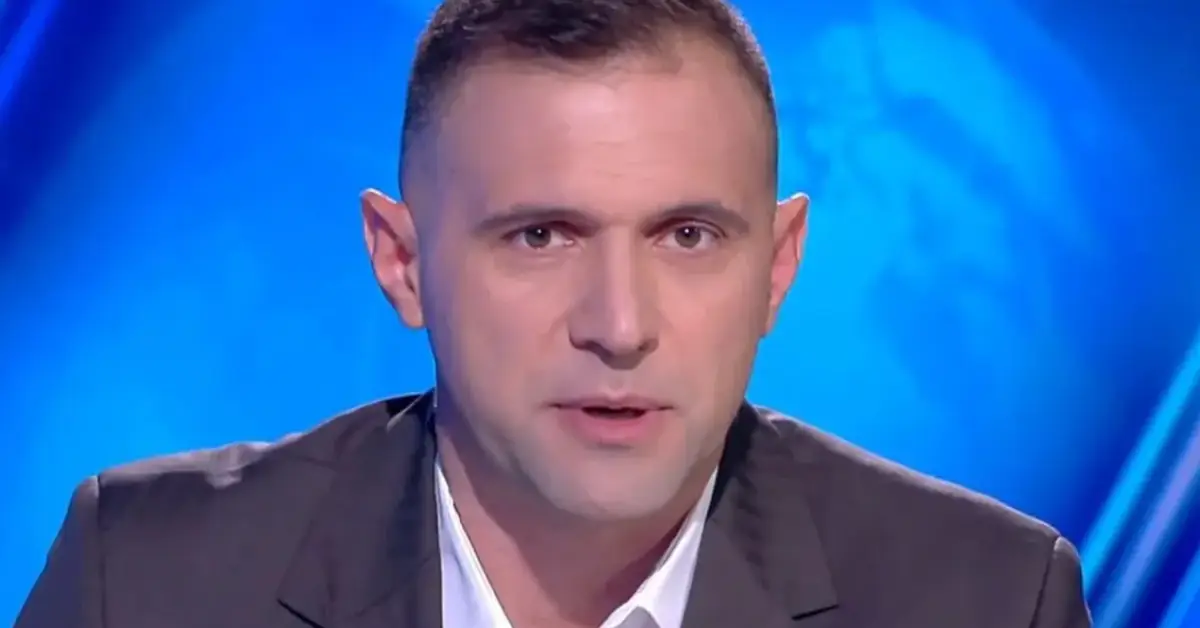 Златимир Йочев с ново предаване по bTV: Два отбора влизат в директен сблъсък пред публика Портрет на мъж в тъмно сако и бяла риза на син фон в телевизионно студио