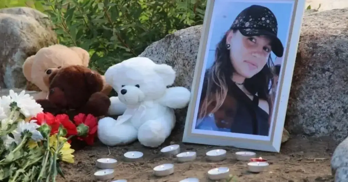 Нов обрат със смъртта на 16-годишната Ивана: Баща ѝ разкри какво показва съдебномедицинска експертиза Мемориал със снимка на млада жена, плюшени мечета, цветя и запалени свещи на открито.