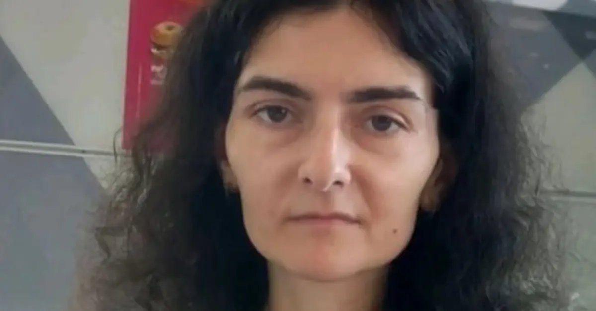Спешно издирват 39-годишната Катерина Захариева: Последно е видяна в Пловдив Портрет на млада жена с тъмна къдрава коса, гледаща директно към камерата на неутрален фон.