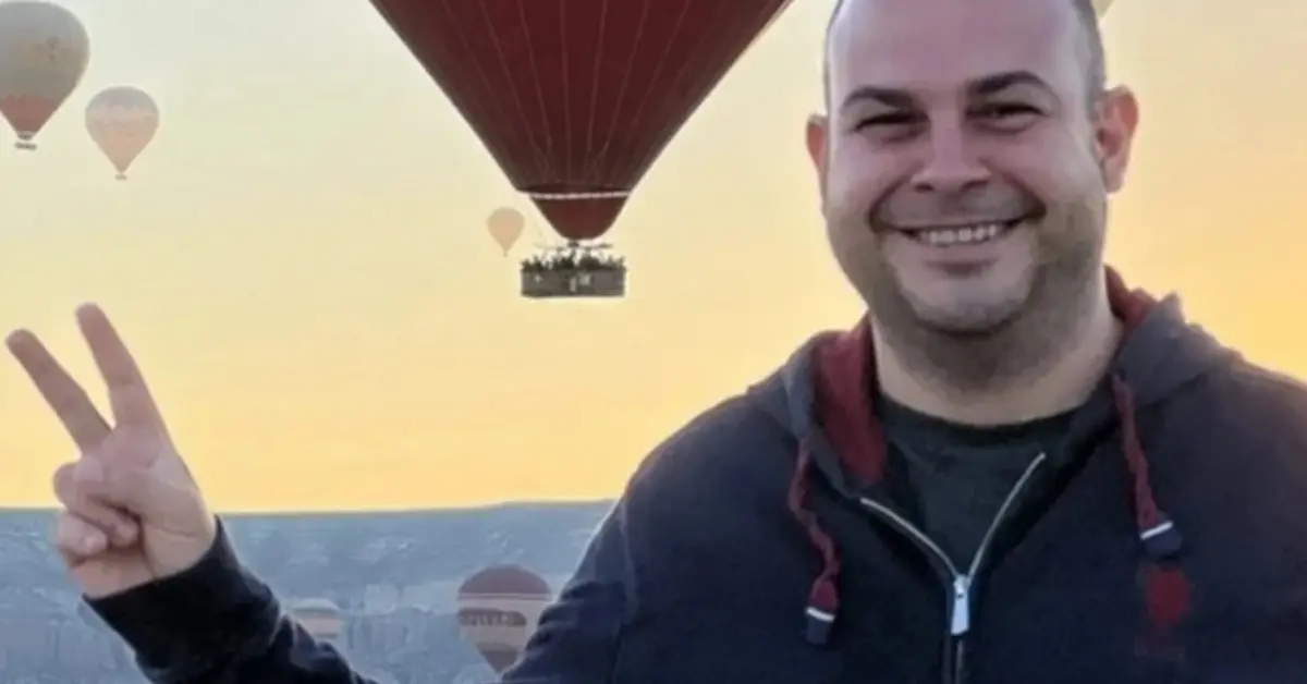 Само 11 дни преди изборите: Кандидатът за кмет на Мало Конаре Дончо Цървуланов е открит мъртъв Усмихнат мъж с вдигната ръка за поздрав на фона на издигащи се балони с горещ въздух в Кападокия по изгрев.