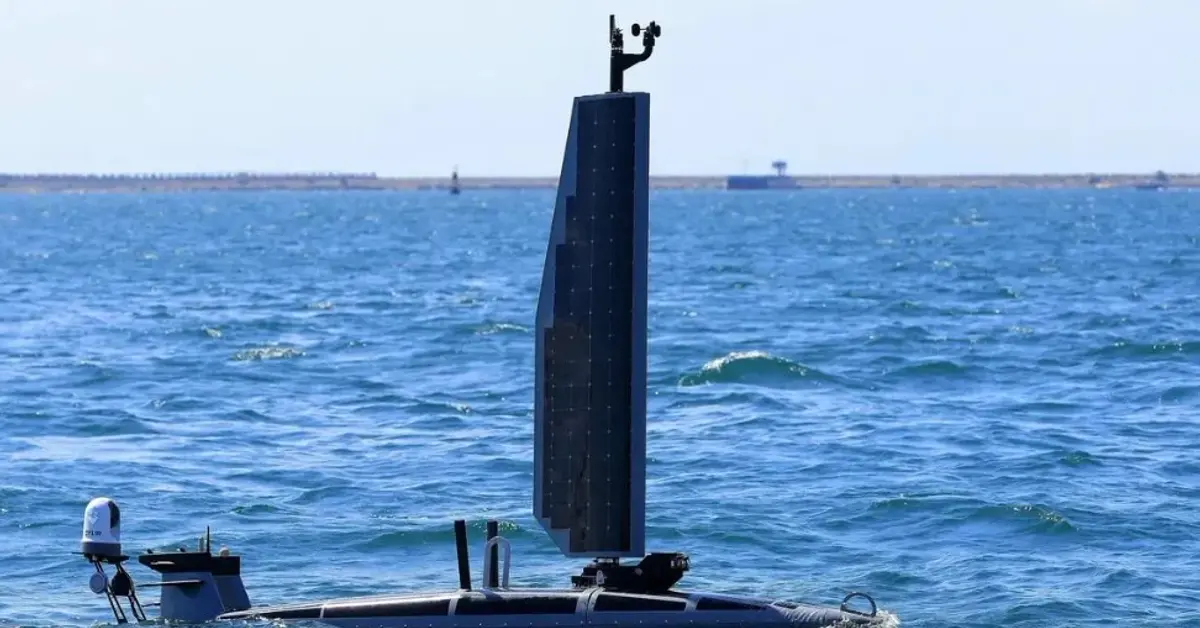 БГНЕС Автономен морски дрон със соларно платно, плаващ в открито море за наблюдение и събиране на данни.