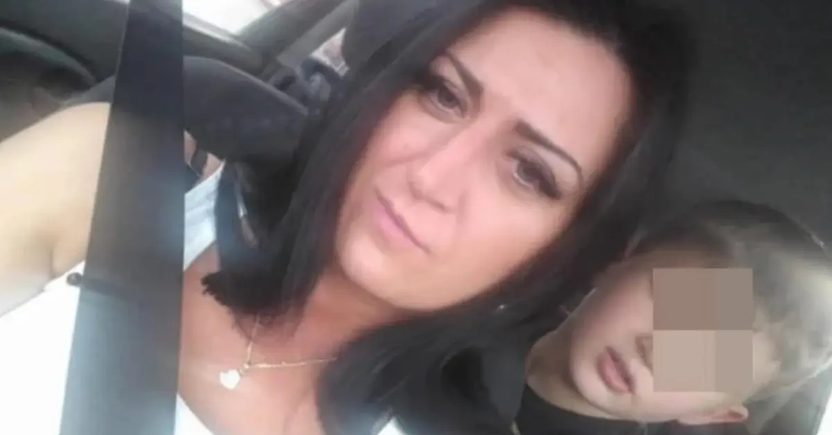 „Единственият мъж, когото ще обичам до края на живота си“: Думите на убитата Таня за 14-годишния ѝ син разтърсват след трагедията в Пловдив Жена с тъмна коса и дете в автомобил, гледащи към камерата.