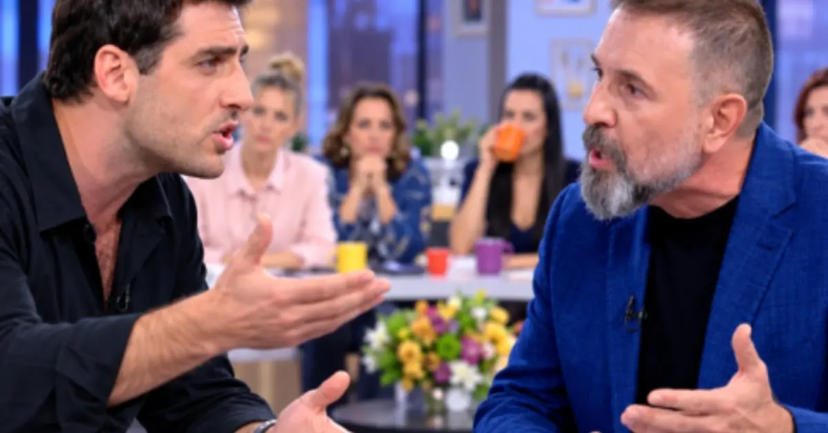 Скандал в ефира на bTV: Стилиян Иванов напусна „Преди обед“ след лични нападки от Петър Дочев – отказа да се върне в студиото Двама мъже в телевизионно студио водят разпален дебат, докато останалите гости ги наблюдават на заден план.