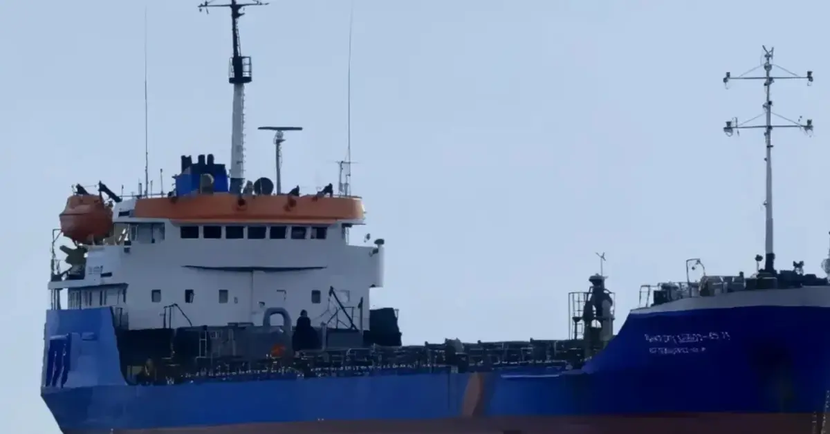 Български моряци спасиха 9 души от потъващ кораб в Черно море: Един загинал и трима изчезнали след предполагаема атака с дрон Товарен кораб с оранжева надстройка и син корпус плава в открито море.