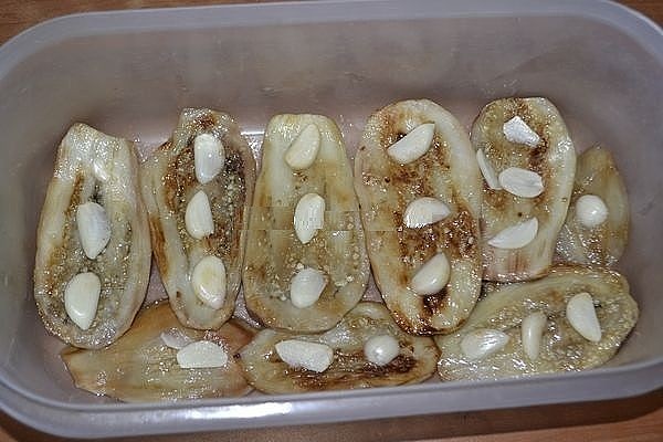Сезонна вкусотия: мега яки мариновани патладжани с чесън и мед 6