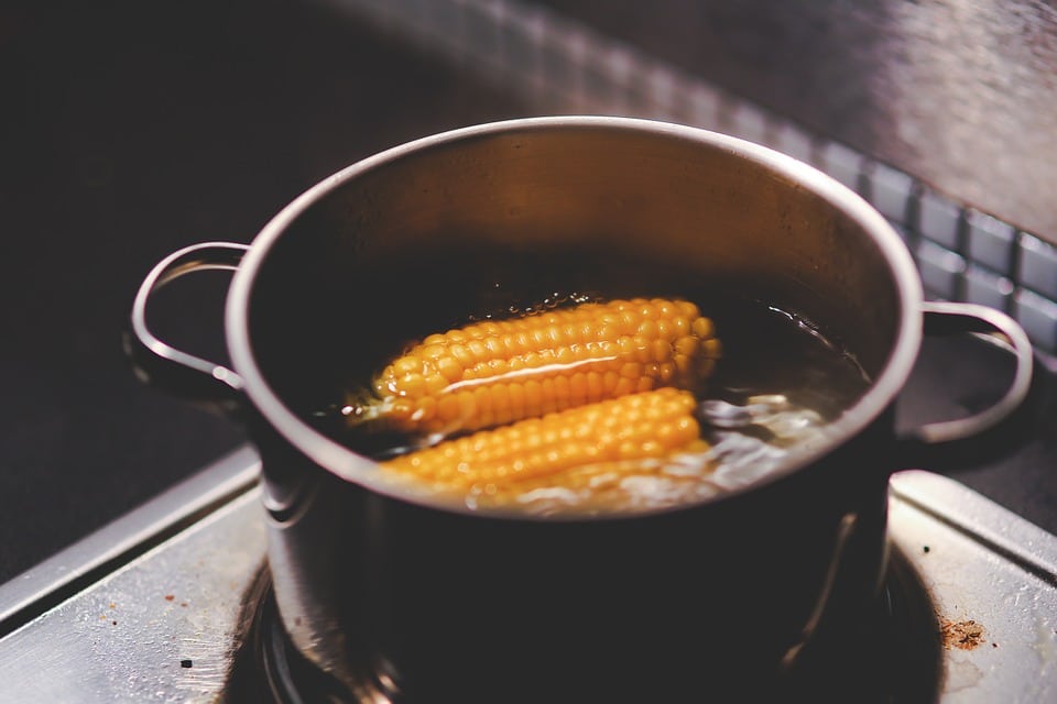 Вместо да варите царевицата с часове, вече лесно може да я направите само за няколко минути 7