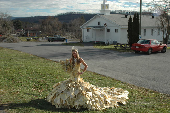 Булка се омъжи в рокля от масивно злато и с букет от стодоларови банкноти! Вижте чудото невиждано (Снимки): 2