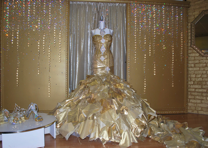 Булка се омъжи в рокля от масивно злато и с букет от стодоларови банкноти! Вижте чудото невиждано (Снимки): 3