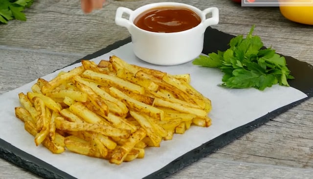 Хрупкави, сочни и най-вкусните досега: Добавете САМО една съставка към пържените картофи и разликата е огромна! 2