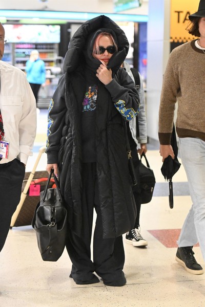„Прилича на риба“: Заснеха 64-годишната Мадона без филтри на летището (Снимки) 1