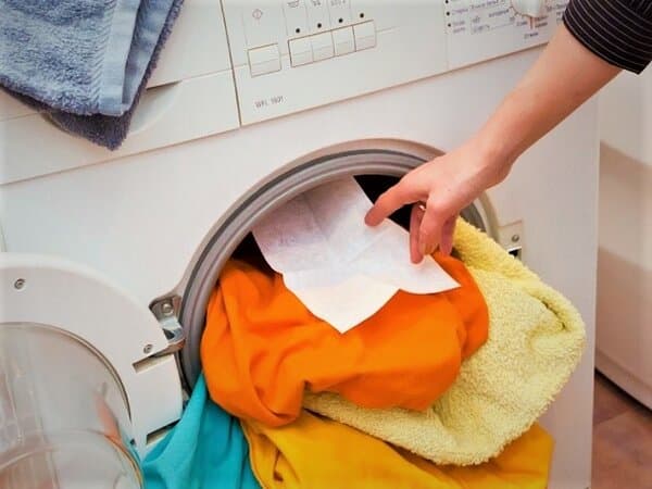 С този лесен трик премахвате всички мъхчета и власинки при прането: Дрехите ви ще изглеждат като току-що купени от магазина 1