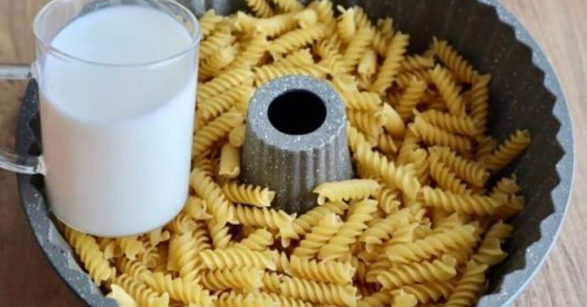 Макаронен кекс с кашкавал и шунка – изключително вкусно и засищащо ястие за всеки ден Сурова паста фузили в тава за печене с чаша мляко.