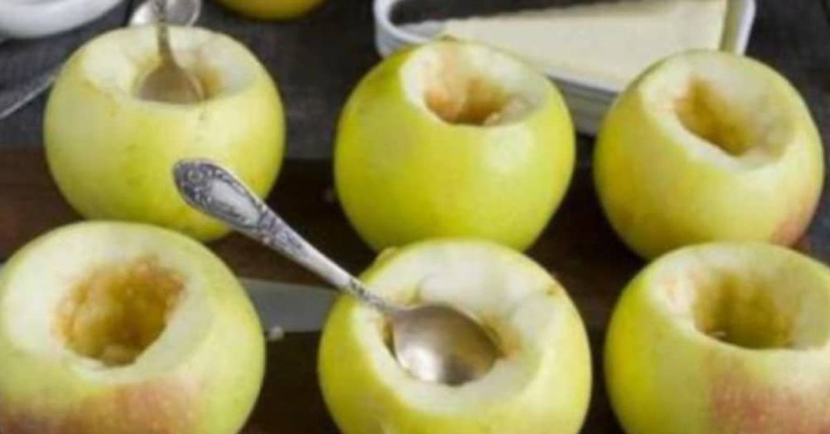 Отслабване с печени ябълки и канела: Вкусен и здравословен подход Зелени ябълки с извадени сърцевини и лъжици, подготвени за десерт.