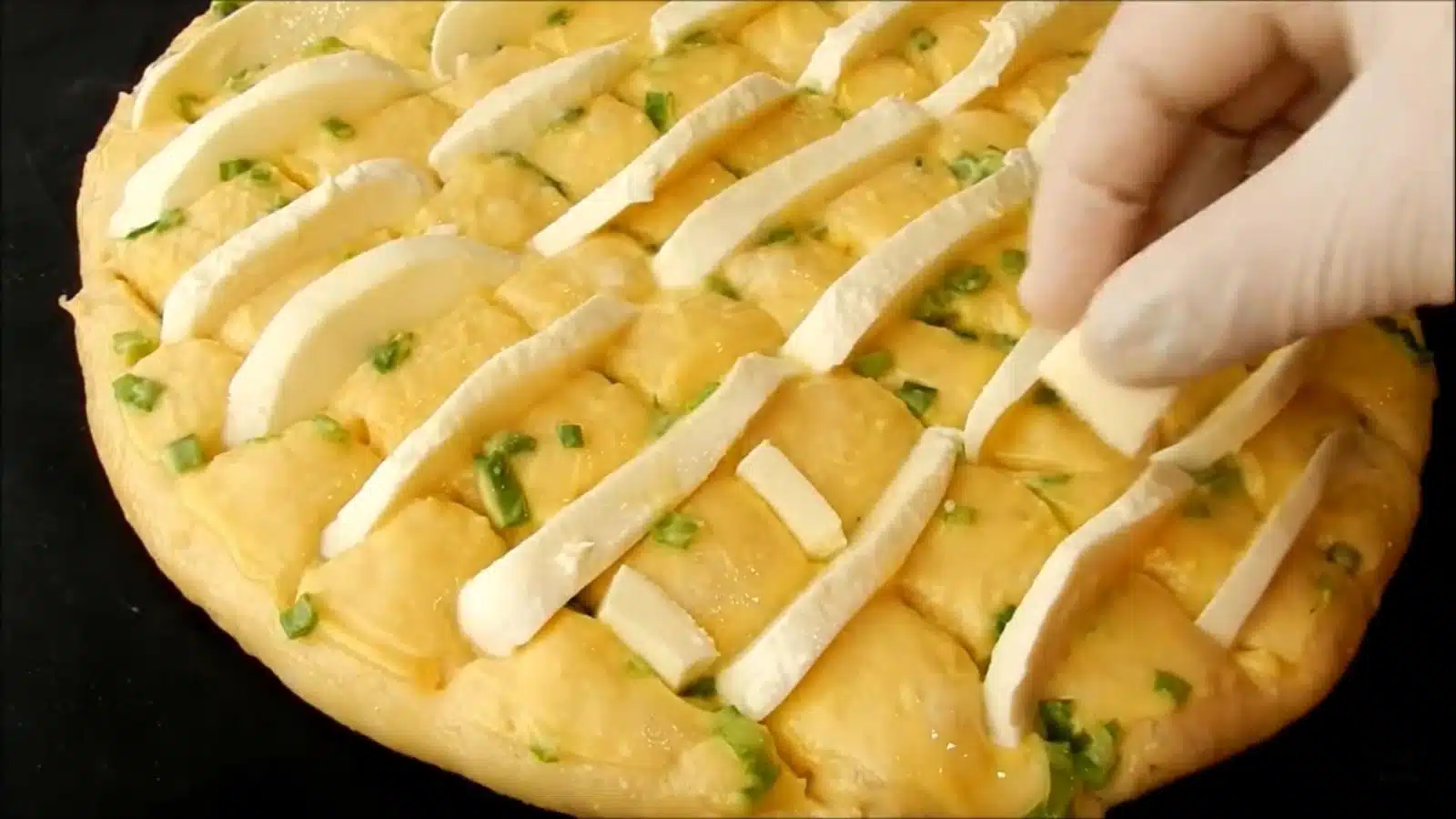 Невероятно пухкаво хлебче с богата плънка – опитайте тази различна и вкусна рецепта! ВИДЕО 3 Невероятно пухкаво хлебче с богата плънка – опитайте тази различна и вкусна рецепта! ВИДЕО 3