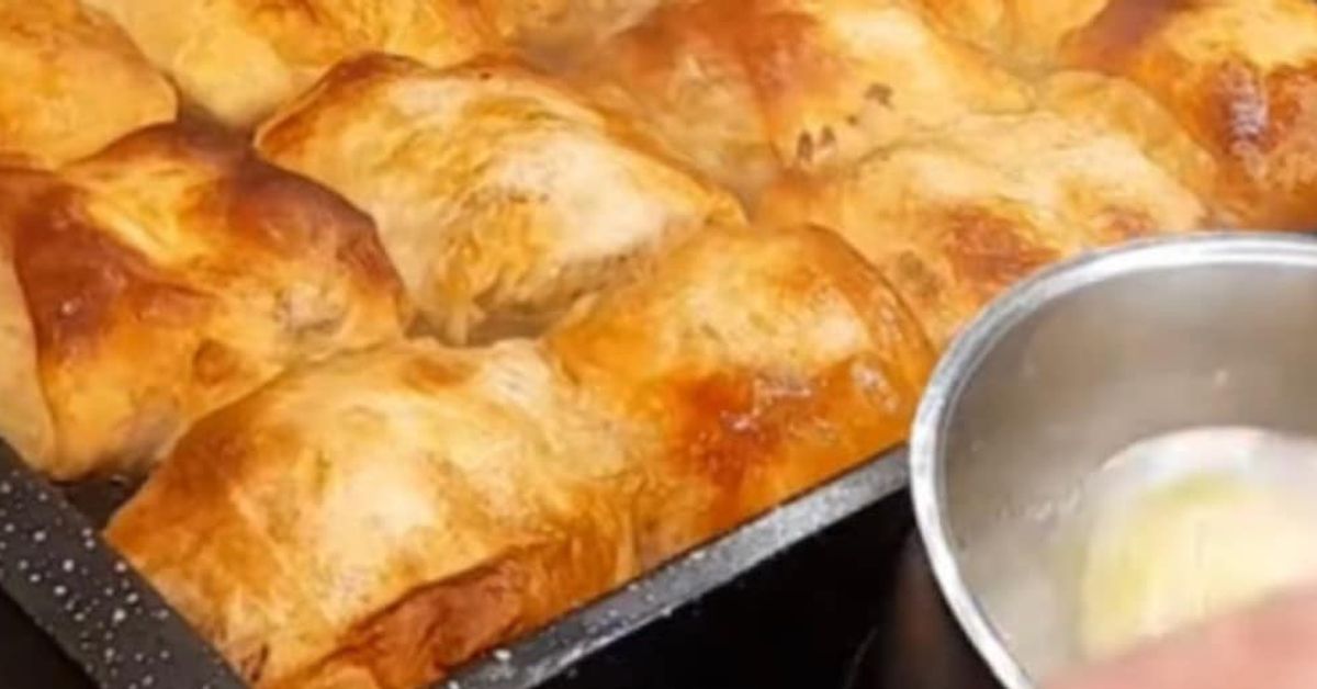 Днешната рецепта: Кьорава баница – лесна, пухкава и неустоимо вкусна Прясно изпечени златистокафяви банички или бюреци, намазвани с масло.
