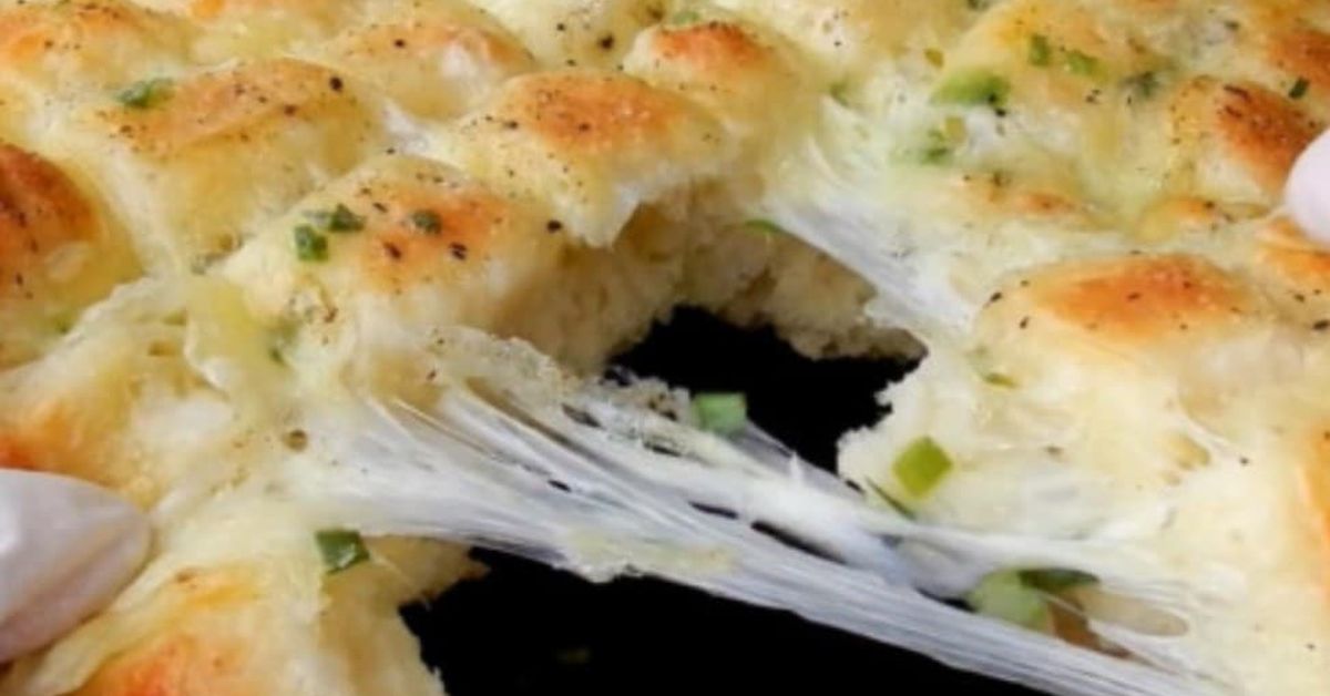 Невероятно пухкаво хлебче с богата плънка – опитайте тази различна и вкусна рецепта! ВИДЕО Апетитна питка с теглещо се разтопено сирене, билки и черен пипер.