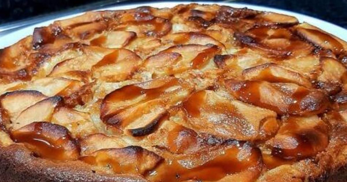 Ароматен ябълков пай – прост, вкусен и създаден да разведри деня ви Ябълков тарт с карамелизирани резени ябълки и златиста глазура.