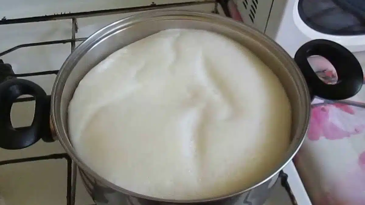 САМО 2 съставки и киселото ми мляко става в пъти по-вкусно и гъсто от купешкото! Кеф да ти е да го хапваш: 1