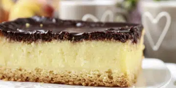Домашен сладкиш с шоколадова глазура – лесен, сочен и вкусен 1