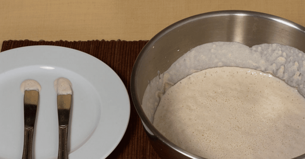 Домашен квас за всеки вкус: лесни и разнообразни рецепти, които си струва да опитате Втасала смес с балончета в метална купа и проби върху ножове.