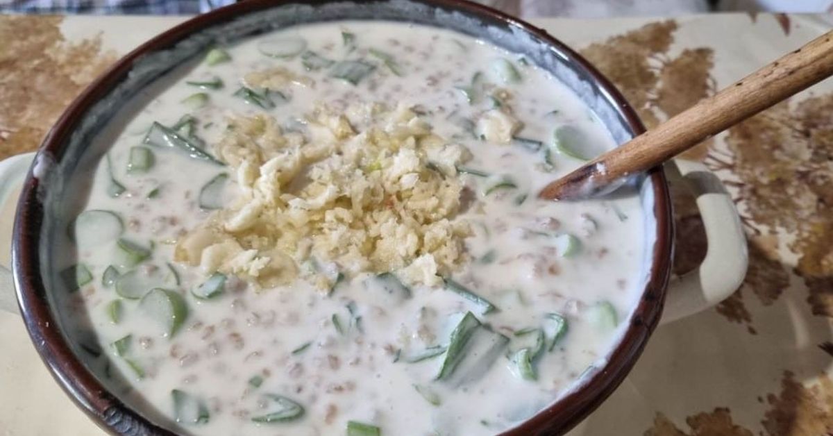 Опитайте таратор по сирийски – вкусът на Изтока с ползи за фигурата и здравето Голяма купа студена супа с кисело мляко, краставици, елда и натрошено сирене.