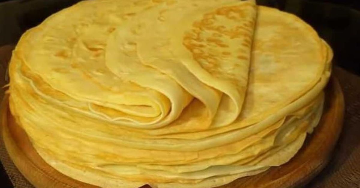Различните палачинки - една рецепта, която води до пристрастяване Вкусни домашни палачинки, сгънати и поднесени на дървена дъска.