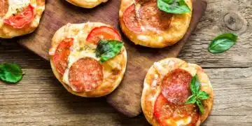 Ароматни домашни мини пици – класическа рецепта 1