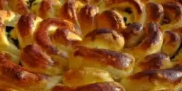 Рецепта за ефектна погача-цвете, която ще засияе на всяка маса 2