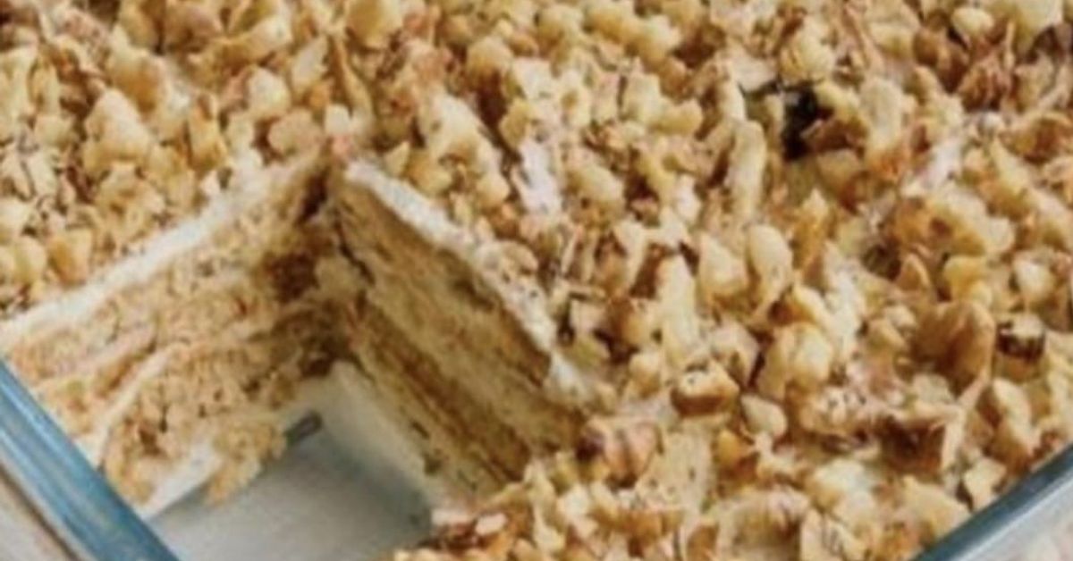 Домашно изкушение: сладкиш без печене с нежен вкус Многопластов десерт с крем и орехи, сервиран в стъклена тава.